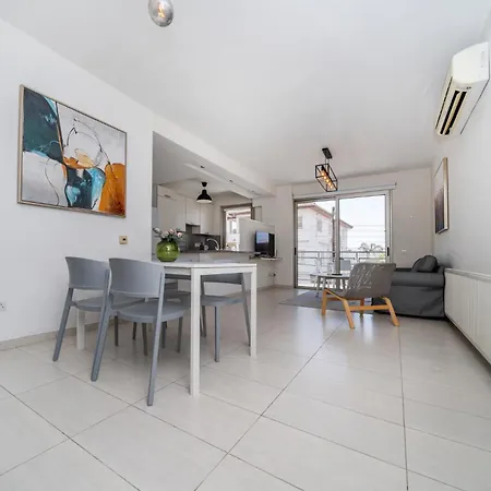 Luxurious 2 Bedroom Flat *