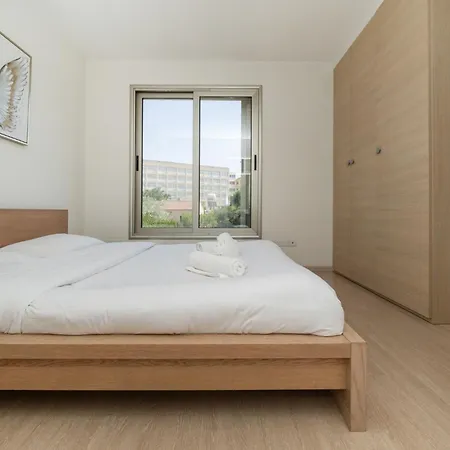 Luxurious 2 Bedroom Flat شقة *