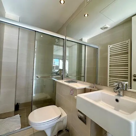 Luxurious 2 Bedroom Flat Apartment *