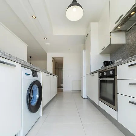 Luxurious 2 Bedroom Flat *